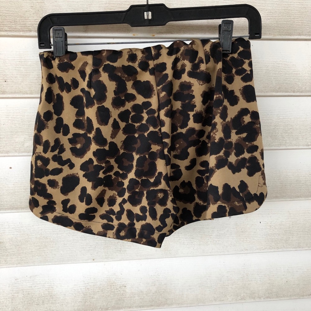 🚫SOLD🚫Studded leopard print shorts - Picture 3 of 7